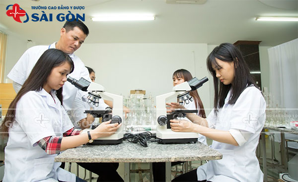 Thí sinh học ngành Dược khối D07 có nhiều lợi thế trong học tập và cơ hội phát triển nghề nghiệp