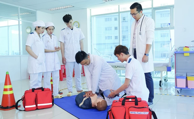 Ưu điểm và hạn chế khi học Cao đẳng Y sĩ đa khoa online